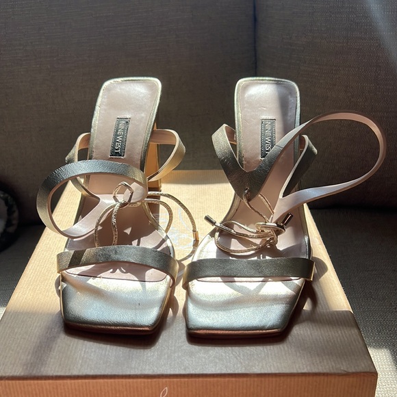 NINE WEST GOLD HEELS - Picture 5 of 6